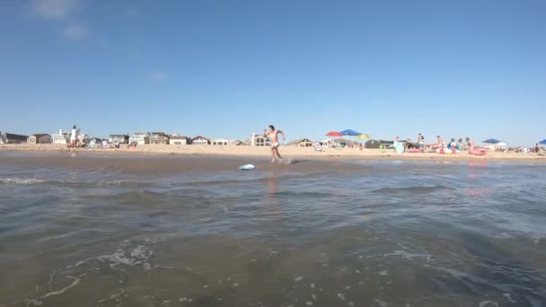 Teenager Running Jumping Skimboard Beach Riding Jumping Small Wave — Stock Video