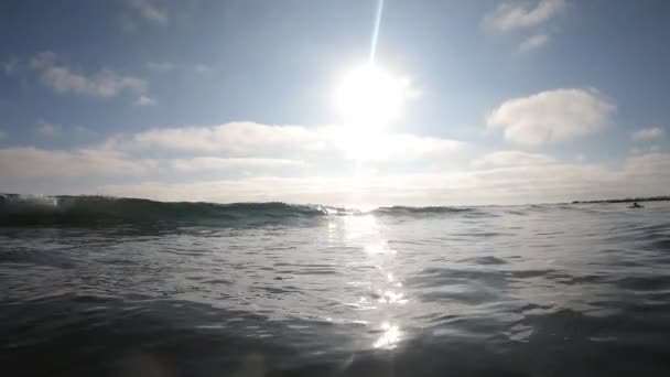 Golven Rollen Crashen Camera Het Strand Het Zonnige Californië — Stockvideo