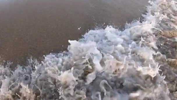 Ondas Rolando Para Praia Sobre Areia Como Sombra Lançada Para — Vídeo de Stock