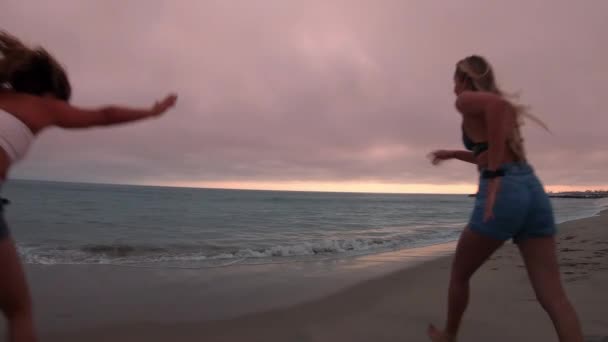 Mujeres Jóvenes Corriendo Saltando Durante Atardecer Playa Como Una Carretilla — Vídeos de Stock