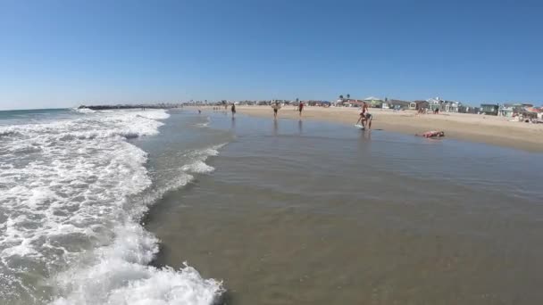 Hombre Montando Skimboard Playa Tallando Una Vez Que Una Pequeña — Vídeos de Stock