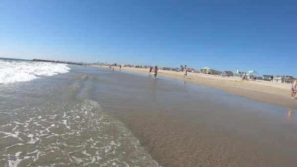 Νεαρός Καβαλάει Καλάμι Στην Παραλία Μέσα Στα Κύματα Στην Ακτή — Αρχείο Βίντεο