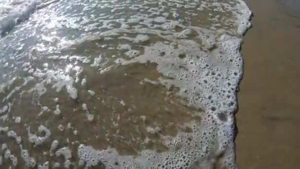 海滩上的波浪俯瞰着沙滩 海水倒流而下 — 图库视频影像