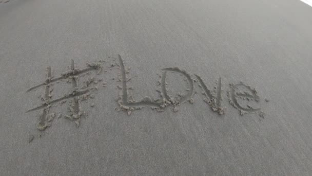 在沙滩的沙滩上写下的爱 — 图库视频影像