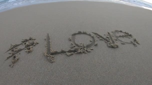 Αγάπη Γραμμένη Στην Άμμο Στην Παραλία Δίπλα Στον Ωκεανό Σούρουπο — Αρχείο Βίντεο