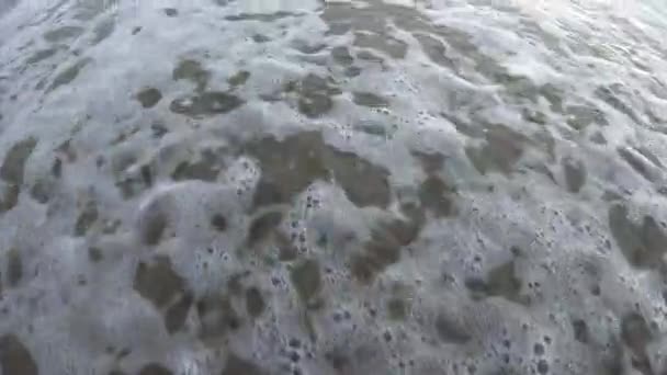 Hart Getrokken Het Zand Weggespoeld Door Golvende Golven Het Strand — Stockvideo