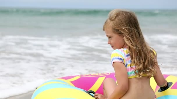 Menina Sentada Tubo Flutuante Assistindo Ondas Praia Esperando Por Para — Vídeo de Stock