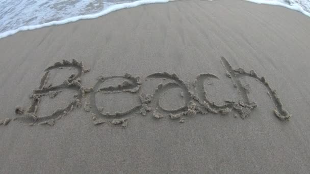 Playa Escrita Arena Siendo Arrastrada Por Agua Las Olas Playa — Vídeos de Stock