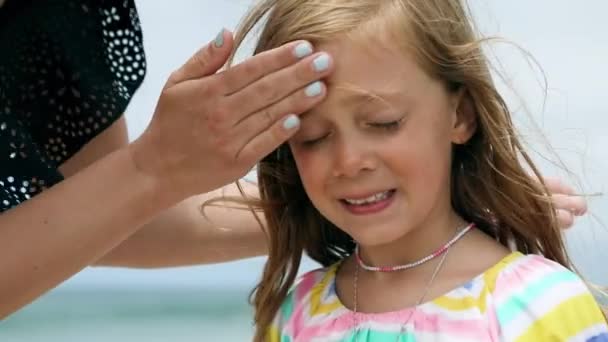 Мать Втирает Солнцезащитный Крем Лицо Дочери Пляже Защитить Солнечных Ожогов — стоковое видео