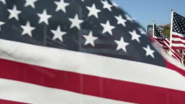 Bandiera Americana Sventola Mostra Commemorativa Panning Vicino Alle Stelle Strisce — Video Stock