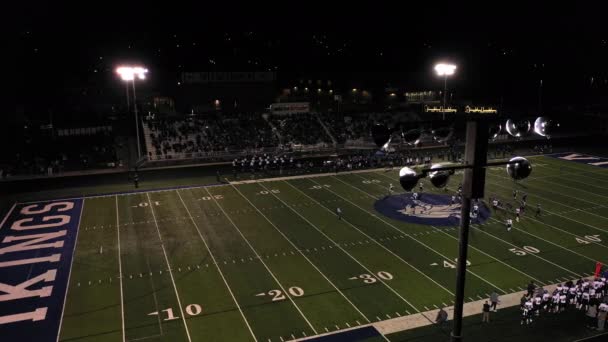 2019年9月 约2019年9月 美国犹他州欢快的小树林 在高中橄榄球赛期间 空中的景色掠过体育场的灯光 — 图库视频影像