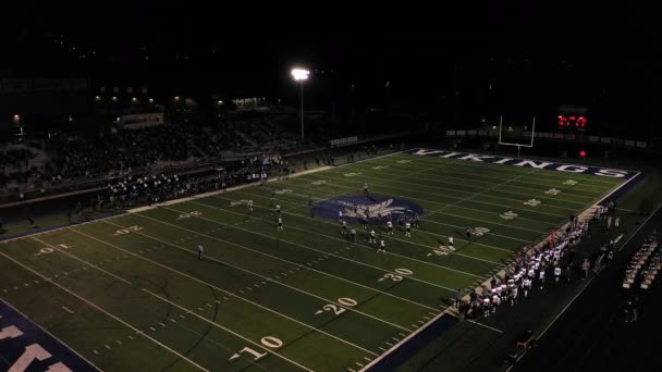 Circa 2019年9月 プレザントグローブユタ州 不完全な投げであるプレー中の高校フットボールの試合中の空中ビュー — ストック動画