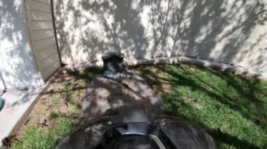 Robotik çim biçme makinesinin şarj istasyonuna kenetlenmesinin bakış açısı.