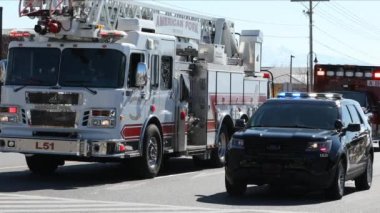 Ekim 2019, Highland Utah: Lise tahliyesi sırasında yolu kapatan acil durum araçları.