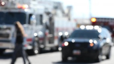 Ekim 2019, Highland Utah: Odak dışı acil durum araçları yanıp sönen ışıklar ve lisenin boşaltılması sırasında yürüyen insanlar.