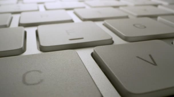 计算机键盘在按钮上方近角移动的宏观广角视图 — 图库视频影像