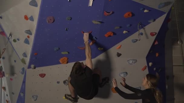 Climber Making His Way Rock Wall Young Woman Spots Him — Stock Video