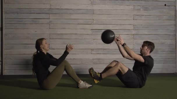 Kobieta Mężczyzna Rzucający Piłką Medyczną Ćwiczący Sobą Zespole — Wideo stockowe