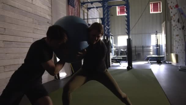 Mujer Tratando Contener Hombre Mientras Ejercitan Gimnasio Con Pelota Mientras — Vídeos de Stock