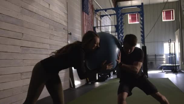 Paartraining Mit Gymnastikball Während Sie Beim Teamtraining Aufeinander Zugehen — Stockvideo