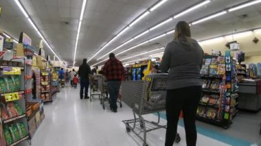 13 Mart 2020 - Orem Utah, bakkalda kontrol için uzun bir kuyruk, dünya çapında virüs taşınırken insanlar karantinaya alınmaya hazırlanıyor.