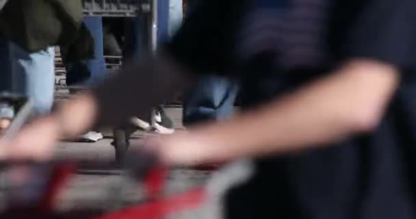Covid Coronavirus Salgını Sırasında Insanların Alışveriş Arabalarını Tek Sıra Iterken — Stok video
