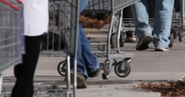 Widok Stóp Ludzi Pchających Wózki Zakupowe Linii Podczas Pandemii Covid — Wideo stockowe