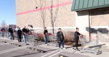 Circa - 03 / 17 / 2020 - Orem, Utah - Coronavirus salgını sırasında marketin etrafındaki uzun kuyruk insanlar malzeme almak için beklerken.