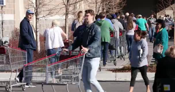 Circa 2020 Orem Utah Personas Que Desplazan Línea Supermercados Fuera — Vídeo de stock