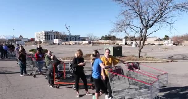 Circa 2020 Orem Utah Γραμμή Των Ανθρώπων Που Περιμένουν Μπουν — Αρχείο Βίντεο