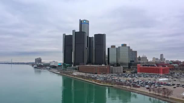 Lecąc Nad Rzeką Detroit Patrząc Kierunku Centrum Miasta Powoli Obracając — Wideo stockowe