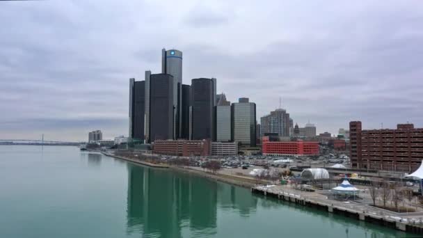 Voando Direção Centro Detroit Sobre Rio Dia Nublado — Vídeo de Stock