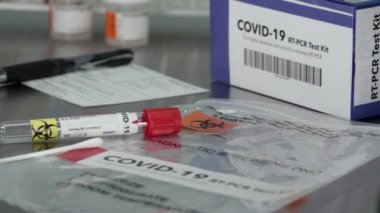 Covided - 19 Coronavirus test kiti rezalet ve bez ile tıp laboratuarında.