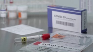 Coronavirus covid-19 test kiti laboratuvar masasının üzerinde..