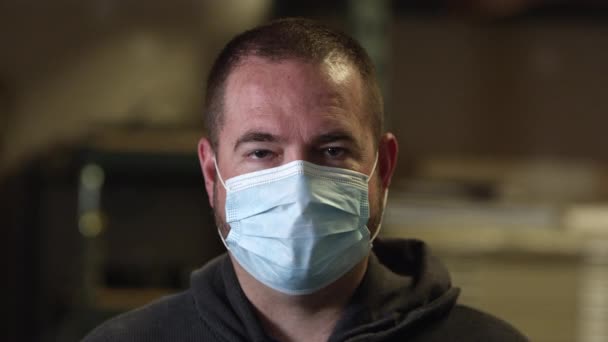 코로나 바이러스 얼굴을 보호하기 마스크를 남자가 카메라를 — 비디오
