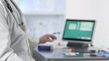 Doktor, Covid-19 test kitini tıp laboratuarında tutuyor..