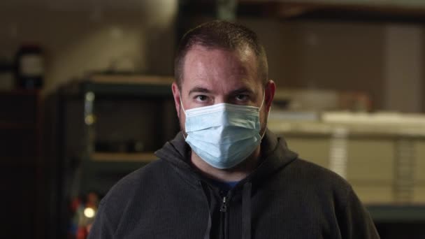 코로나 바이러스 가발생 얼굴에 마스크를 카메라를 재봉사들 — 비디오