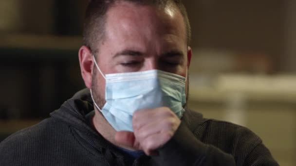 Muž Obličejovou Maskou Začíná Hodně Kašlat Jako Jeden Příznaků Koronaviru — Stock video