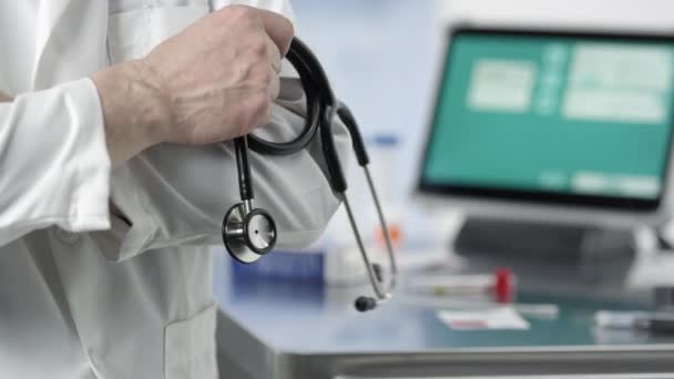 Doctor Sosteniendo Estetoscopio Cruzando Sus Brazos Laboratorio Médico — Vídeo de stock