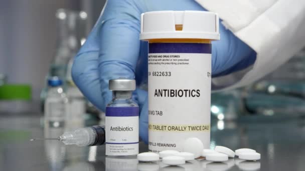Píldoras Antibióticas Vial Laboratorio Médico Con Jeringa Colocada Junto Ellos — Vídeo de stock