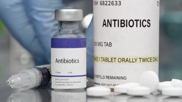 Antibiotikumok Injekciós Üvegben Tabletták Laborban Mellettük Fecskendővel — Stock videók