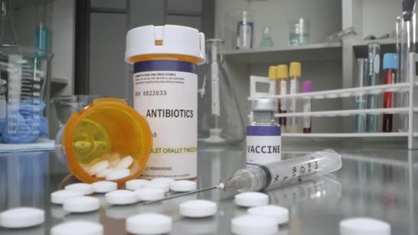医学实验室中的抗生素药丸和疫苗瓶 注射器在宏观上缓慢地来回移动 — 图库视频影像