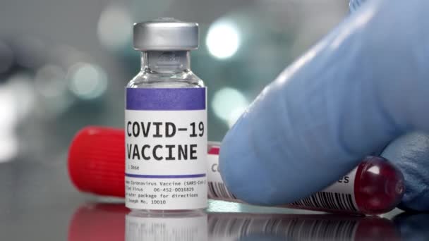 Covid Vacunas Anticuerpos Contra Coronavirus Viales Laboratorio Médico Colocados Uno — Vídeo de stock