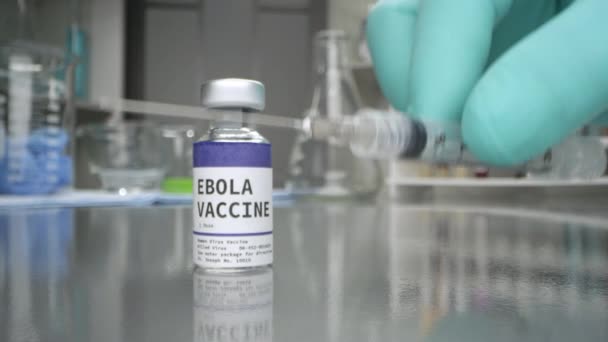 Vaccino Contro Ebola Con Siringa Posta Accanto Esso Che Passa — Video Stock