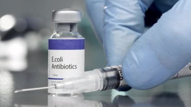 Medial laboratuarda yanında şırınga bulunan E.coli antibiyotik şişesi..