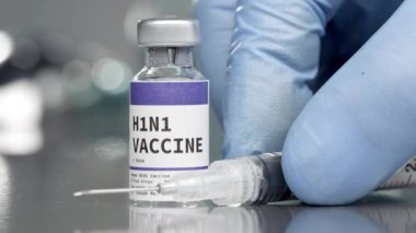 H1N1 aşı şişesi tıp laboratuarında şırıngayla birleştirilmiş..