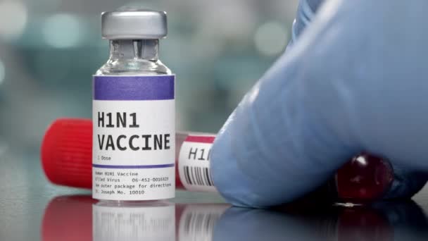 Injektionsflaska Med H1N1 Vaccin Och Antikroppar Medicinskt Labb Placerade Tillsammans — Stockvideo