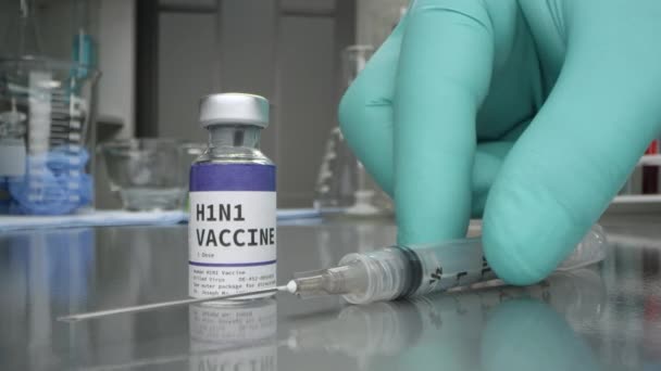 H1N1 Impfflasche Medizinischen Labor Mit Spritze Die Sich Makroansicht Ihnen — Stockvideo