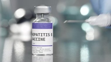 Tıp laboratuarında yanında şırınga bulunan Hepatit B aşı şişesi..
