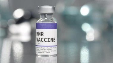 Tıp laboratuarında kızamık, kabakulak ve rubella aşısı şişesi yanında şırıngayla birlikte..
